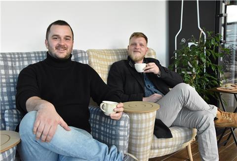 Zwei Männer mit Kaffee