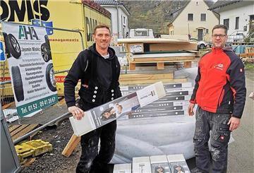 Marcel Brüns (links) und sein Geselle Nils Ahrens beim Ausladen von Paneelen für den Hausbau, die sie aus dem Cuxland mitgebracht haben.