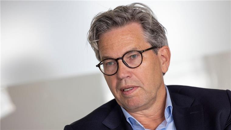 Zwei Millionen Fernseh-Kunden kehren Vodafone den Rücken Marcel de Groot, der CEO von Vodafone Deutschland, spricht in der Firmenzentrale mit einem Journalisten.