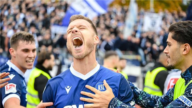 Last-Minute-Sieg in Ulm: Karlsruhe springt auf Platz zwei Marcel Franke bejubelt den späten Siegtreffer für Karlsruhe.