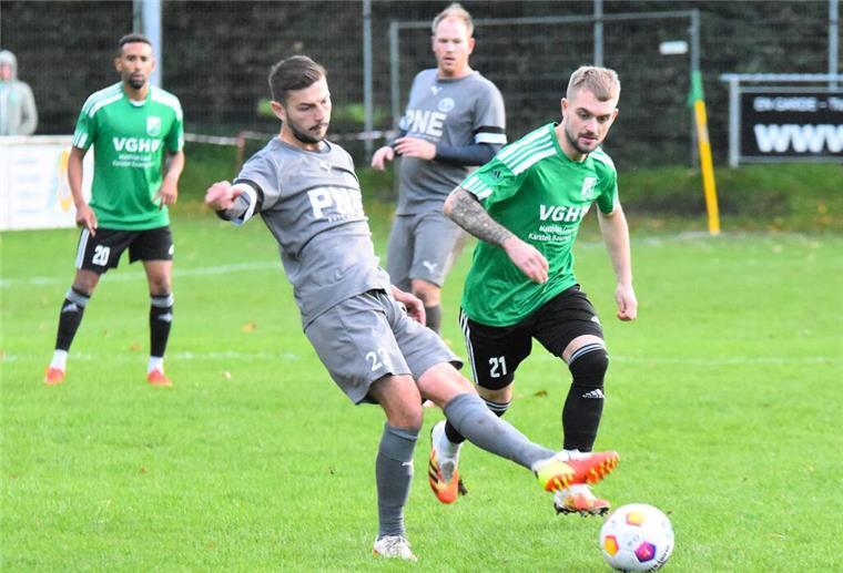 FC Hagen/Uthlede lässt viele Chancen liegen und zittert sich zum Heimsieg Marcel Meyer (rechts) hatte einige Chancen für Hagen, konnte aber keine davon nutzen.