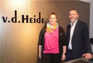 Marcel Paesch übernimmt mit dem Traditionshaus auch das bewährte Team mit Nicole Homge sowie (nicht im Bild) Sabine Ditzen-Blanke, Nadia Neubauer, Sandra Sappich, Gudrun Lankenau und Heike Mante.