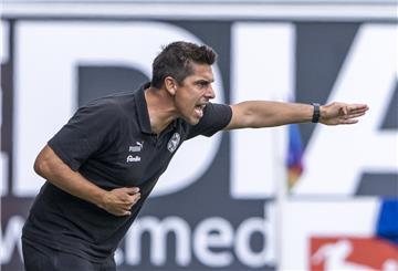 Marcel Rapp, Trainer von Holstein Kiel, hat ein klares Ziel ausgegeben. Die Kieler wollen dem Rivalen HSV ein Bein stellen.