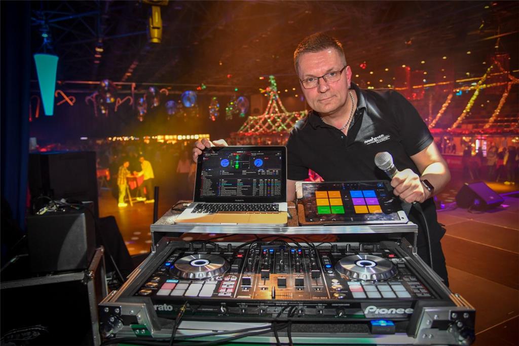 Marcel Scherb als DJ beim Weihnachtszauber. 