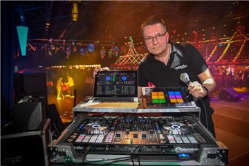 Marcel Scherb als DJ beim Weihnachtszauber. 