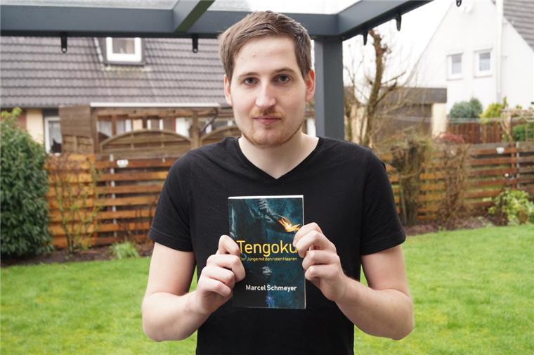 Junger Autor aus Nordenham will durchstarten Marcel Schmeyer (24) mit seinem Buch „Tengoku – Der Junge mit den roten Haaren“.