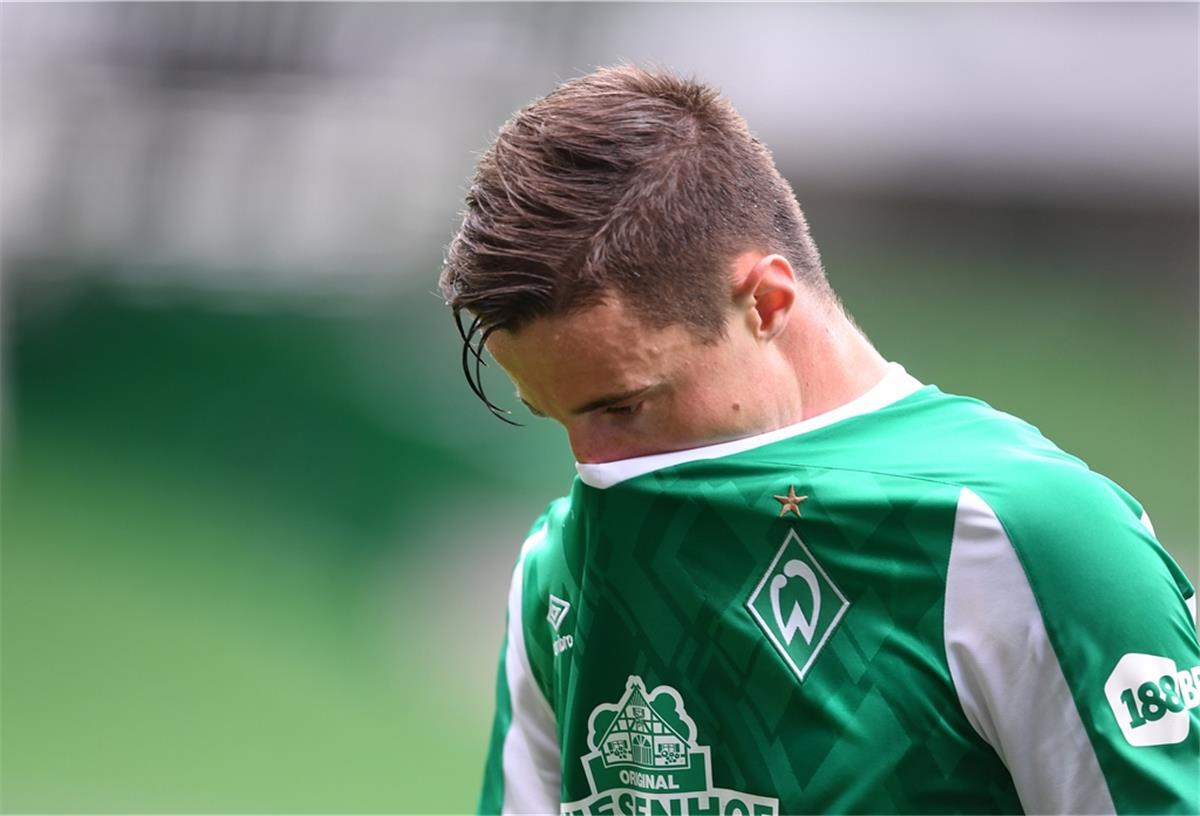 Marco Friedl ist geknickt. Nach 41 Jahren Bundesliga ist Werder Bremen nun abgestiegen.
