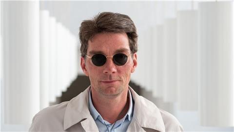 Marco Goecke, damaliger Ballettdirektor der Staatsoper Hannover, steht im Jahr 2019, im Foyer der Staatsoper.