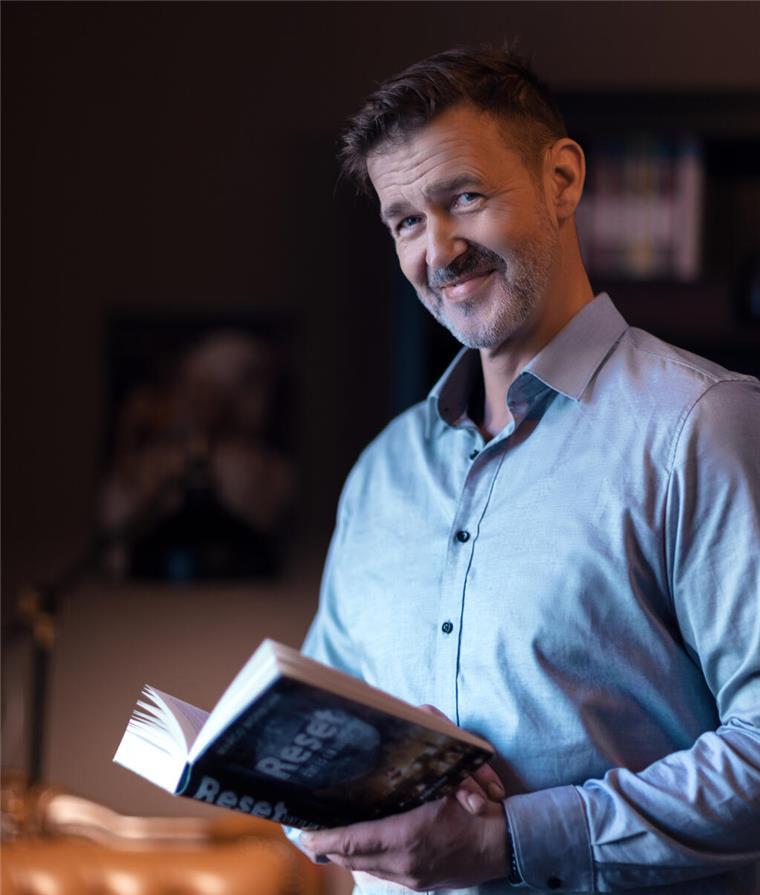 Marco Monetha mit Buch in der Hand