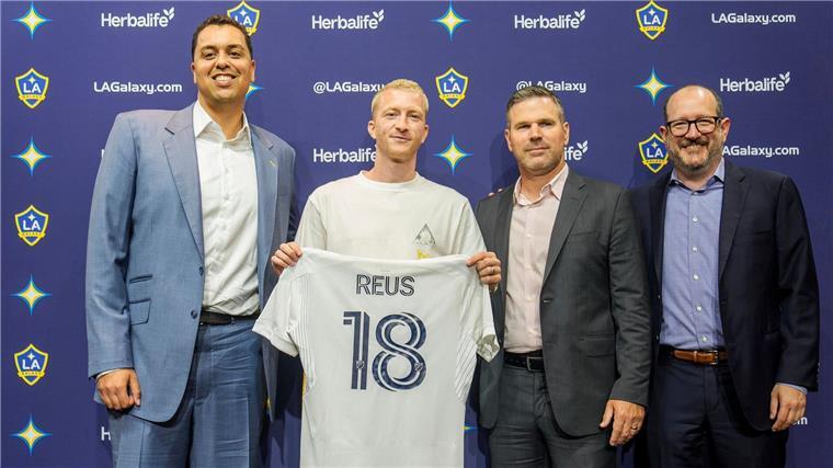 Vor Wechsel in die USA: Reus holte sich bei Klinsmann Rat Marco Reus (2.v.r.) präsentiert sein neues Trikot.