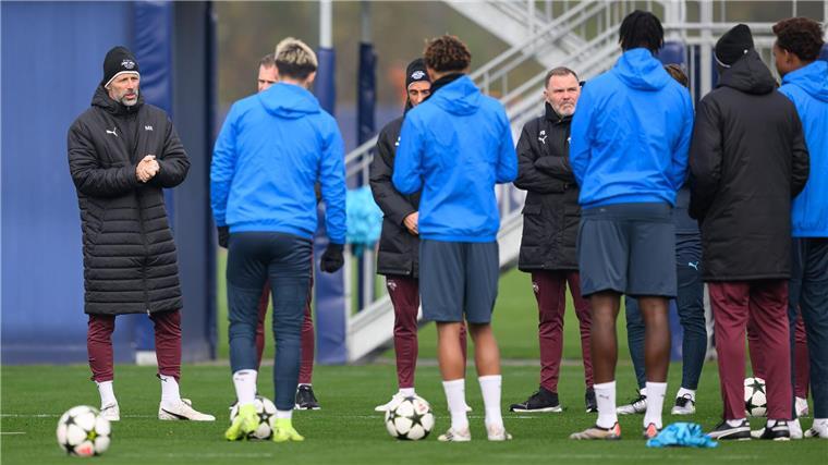 Marco Rose spricht beim Abschlusstraining der Leipziger zum Team. Es fehlt nur Castello Lukeba.