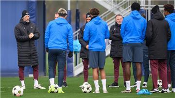 Marco Rose spricht beim Abschlusstraining der Leipziger zum Team. Es fehlt nur Castello Lukeba.