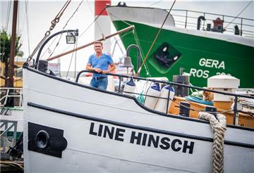 Marco Schilling, hier an Bord seiner „Line Hinsch“, gibt Ende des Monats die Leitung der Werbe- und Veranstaltungs-Gesellschaft im Schaufenster Fischereihafen ab. Foto: Hartmann