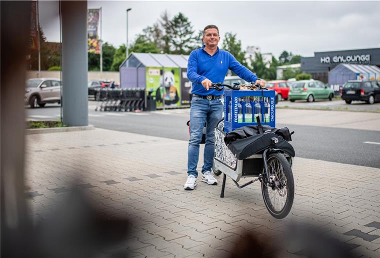 Bremerhaven entdeckt das Lastenrad Marco Schilling nutzt sein Lastenrad unter anderem für den Einkauf und Transport von Getränken.