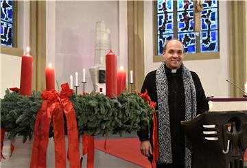 Marcus Scheiermann, Pfarrer der Katholischen Kirche Bremerhaven, bittet um Anmeldungen für die Gottesdienste.