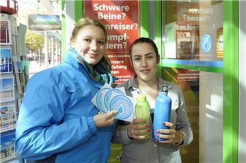 Mareike Knebel (links) hat das Refill-Projekt nach Bremerhaven gebracht. Beim Reformhaus Schloßhauer hat sie Unterstützer gefunden. Der blaue Aufkleber signalisiert, dass Mitarbeiterin Pia Marquardt und ihre Kollegen mitgebrachte Getränkeflaschen auffüllen.