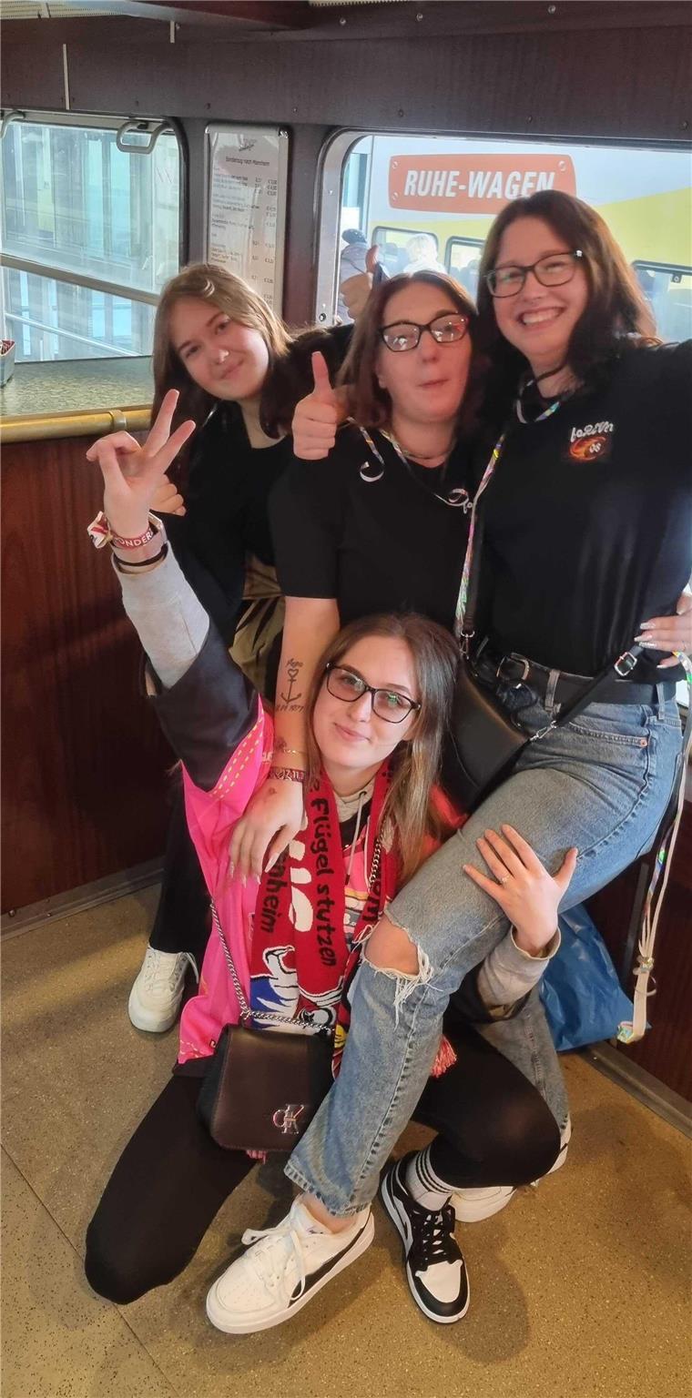 Mareike, Lea Sophie, Carol-Ann und Tamara entern bereits frühzeitig den Partywaggon.