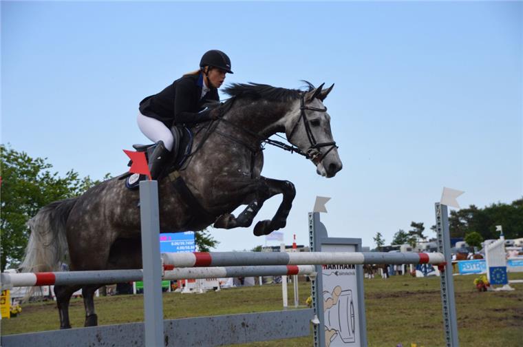 Maren Cordes aus Elmlohe kam beim S-Springen mit Stechen in Geestenseth auf Platz drei.