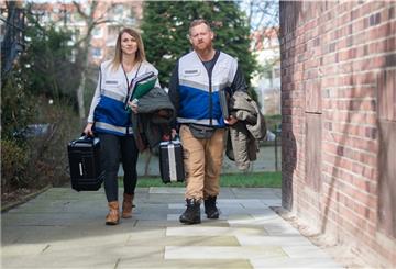 Margarita Kahlmeyer und Thorsten Wistuba-Büsing vom Kriminaldauerdienst (KDD) der Polizei Hannover auf dem Weg zum Tatort.