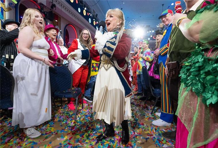 Margit Sponheimer singt ihren Evergreen „Am Rosenmontag bin ich geboren“.