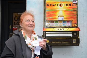 Margitta Sündermann hat sich ein Stück Kunst gezogen: In ihrem Schächtelchen befindet sich eine Zeichnung des Celler Künstlers Burkhard Uliczka. 