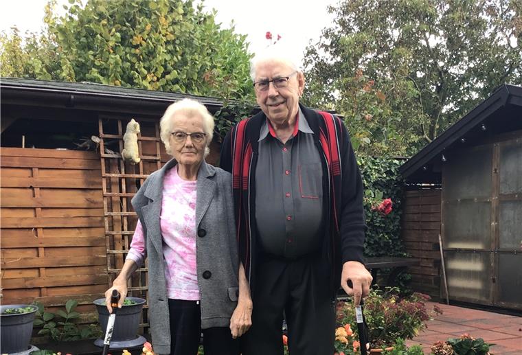 Margret (81) und Hermann (82) Kramer in ihrem Wulsdorfer Garten - am 14. Oktober 1960 haben sie geheiratet und feiern nun ihre Diamantene Hochzeit, wegen Corona in ganz kleinem Kreis.