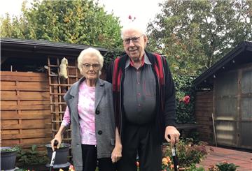 Margret (81) und Hermann (82) Kramer in ihrem Wulsdorfer Garten - am 14. Oktober 1960 haben sie geheiratet und feiern nun ihre Diamantene Hochzeit, wegen Corona in ganz kleinem Kreis.