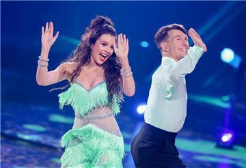 Maria Clara Groppler und Mikael Tatarkin haben zusammen Spaß beim Tanzen.