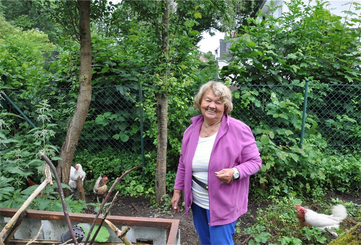 Maria Deberding hält in ihrem Garten Hühner. Wer Glück hat, bekommt auch mal ein Ei geschenkt.