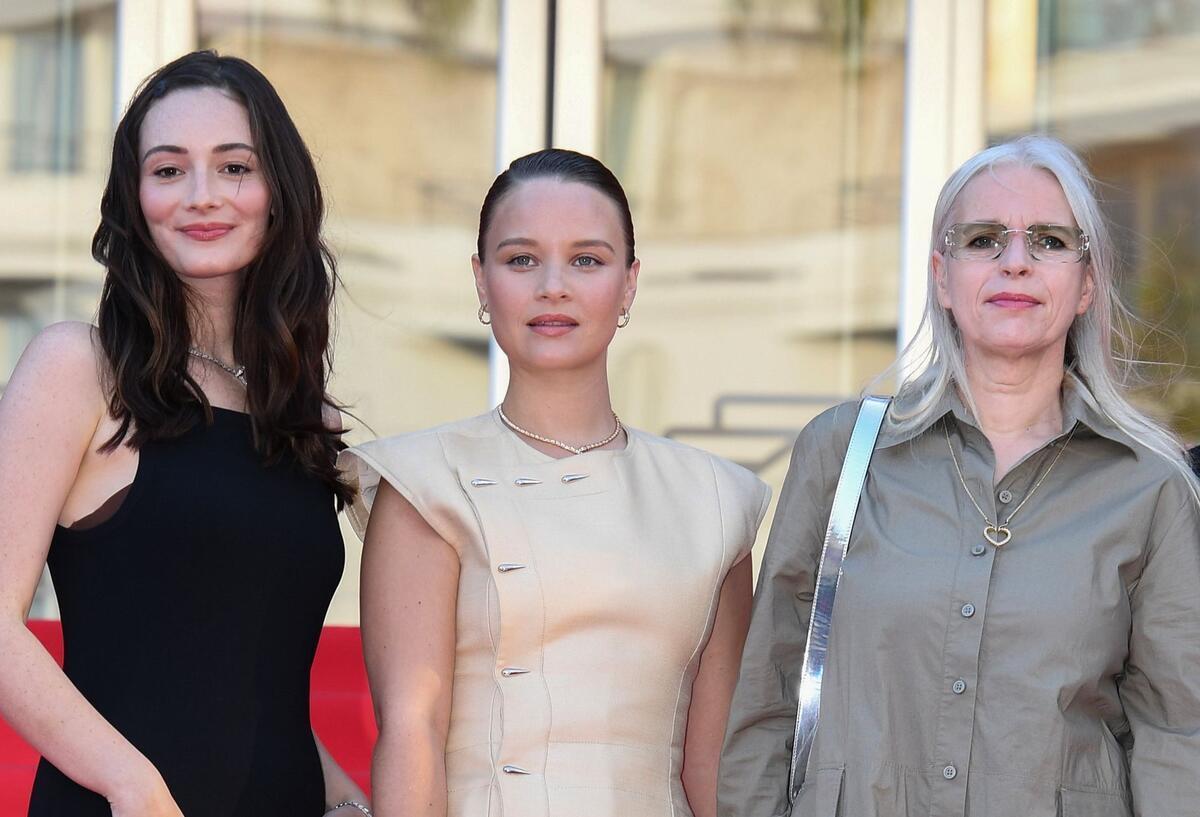 Premiere der Serie „Ku’damm 77“ in Cannes Maria Ehrich (l-r), Sonja Gerhardt und Annette Hess beim Photocall der TV-Serie „Ku’damm 77“ in Cannes.