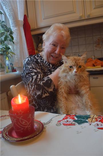 Maria Reinhardt und ihr Toby. Die ehemalige Bexhövederin ist heute noch überglücklich, dass sie den Kater nach vier Jahren des Vermissens wieder kuscheln kann.
