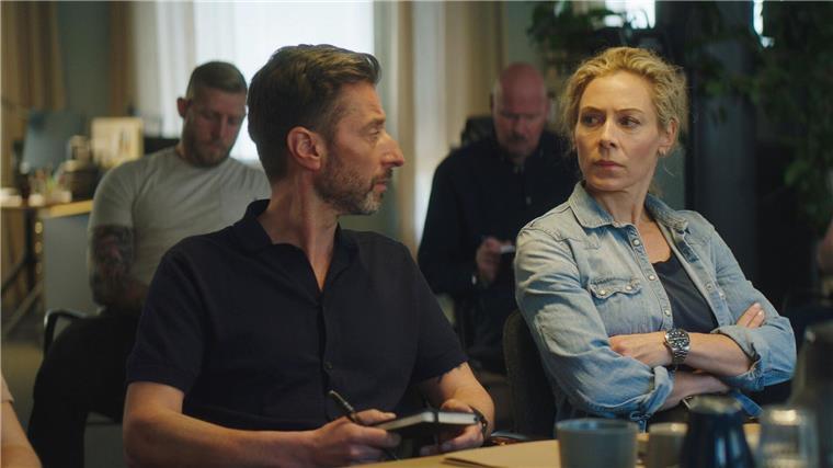 Ein hoher Preis: „Maria Wern, Kripo Gotland“ im Ersten Maria Wern (Eva Röse) und ihr Kollege Arvidsson (Peter Perski).