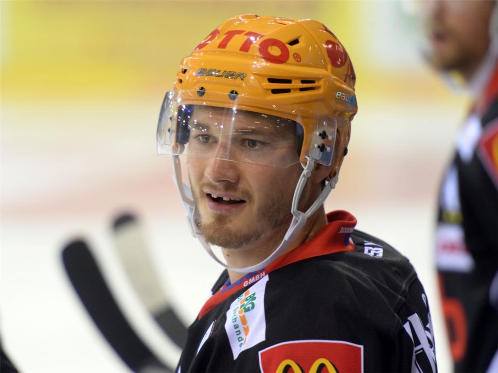 Marian Dejdar freut sich 2015 beim Spiel gegen Crimmitschau. Foto Scheer