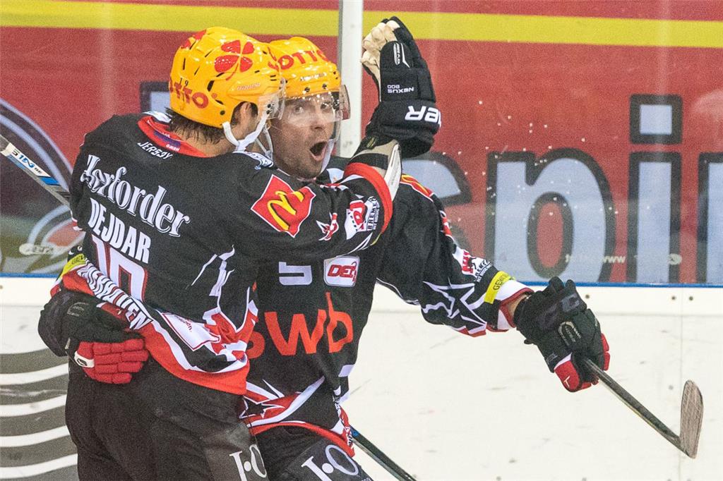 Marian Dejdar (links) und Björn Bombis jubeln. Foto Adebahr