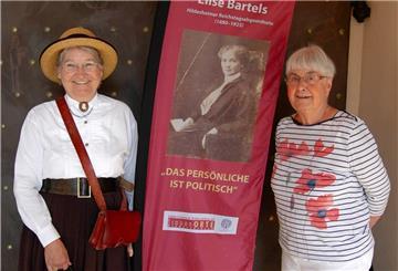 Marianne Bargmann (rechts) aus Zeven und die Gästeführerin aus Hildesheim