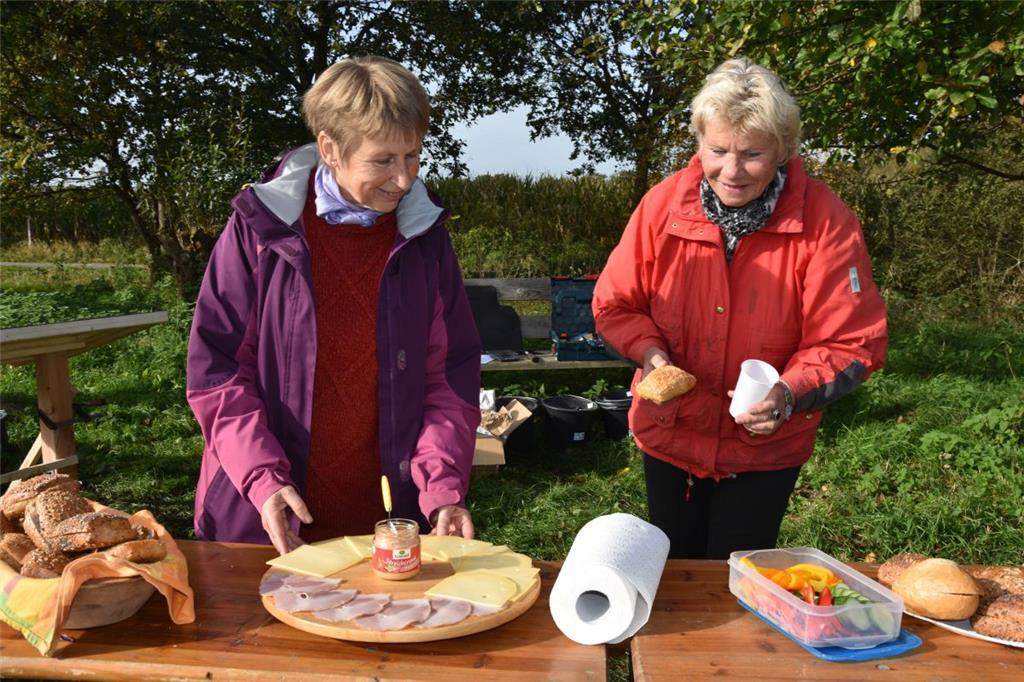 Marianne Schröder (rechts) und Ingrid Simon sind oft bei den Aktionen des Naturs...
