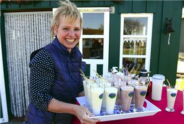 Marianne van Heuckelum serviert zum Saisonstart Milchshakes.
