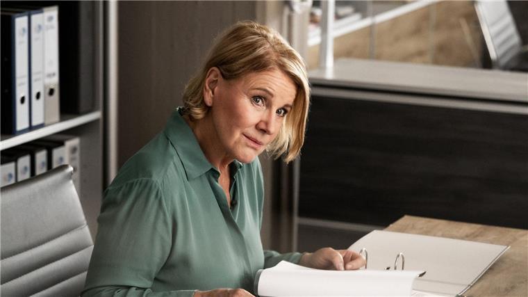 „Marie Brand und die verfolgte Braut“: Ein unheimlicher Typ Marie Brand (Mariele Millowitsch) bekommt mit, dass Dr. Engler und Jürgen Simmel etwas im Schilde führen.