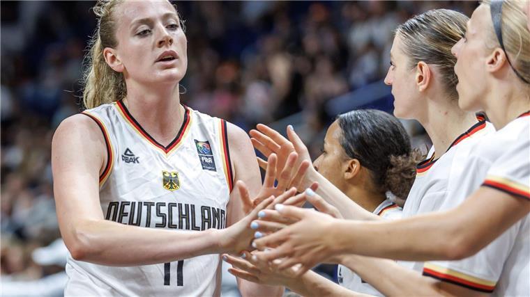 Marie Gülich klatscht mit ihren Mitspielerinnen ab.