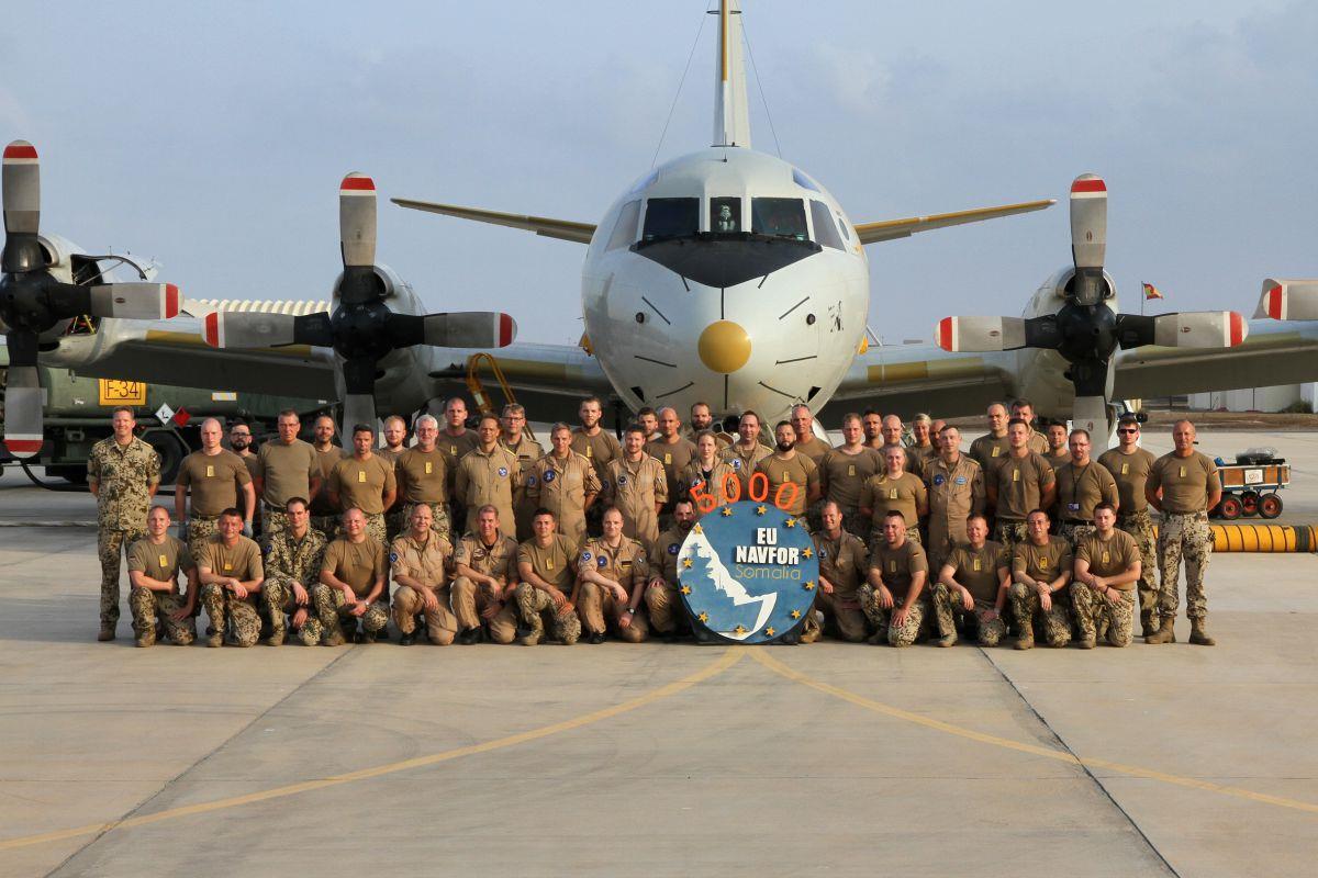 Marineflieger und Aufklärungsflugzeug strahlen um die Wette: Die Nordholzer Einsatzgruppe P-3C „Orion“ hat im Rahmen der EU-Operation Atalanta am Horn von Afrika ihre 5000. Flugstunde absolviert.  Foto Krakow