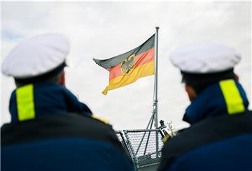 Marinesoldaten in Wilhelmshaven unterstützen die Bürger bei der Lebensmittelversorgung.