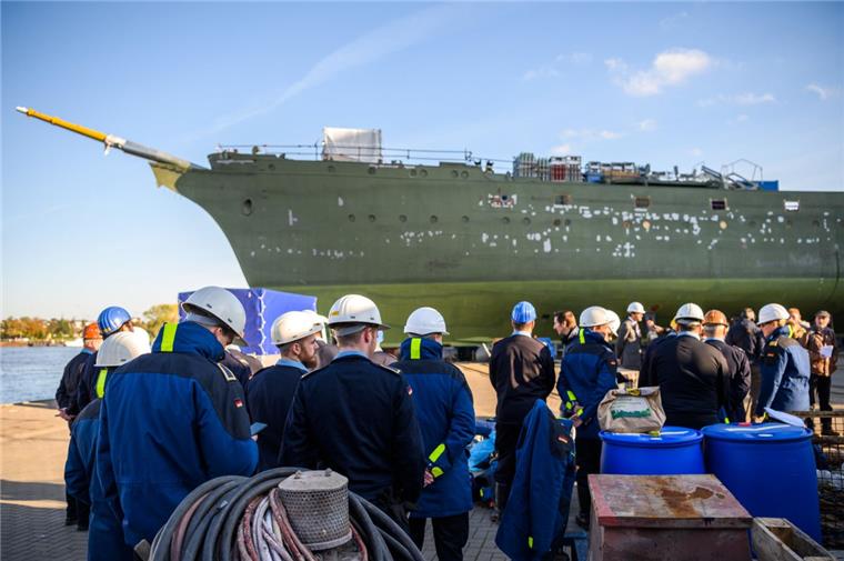 Marinesoldaten schauen sich auf dem Gelände der Fassmer-Werft das teilsanierte Marineschulschiff "Gorch Fock" an, kurz bevor die Schleppfahrt zur Lürssen-Werft stattfindet. 