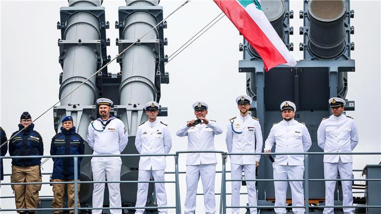 Marinesoldaten sind auf dem Deck der Fregatte.