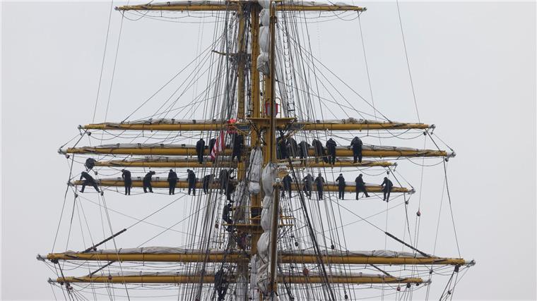 Marinesoldaten stehen an den Rahen auf dem Segelschulschiff „Gorch Fock“ im Kieler Marinehafen.