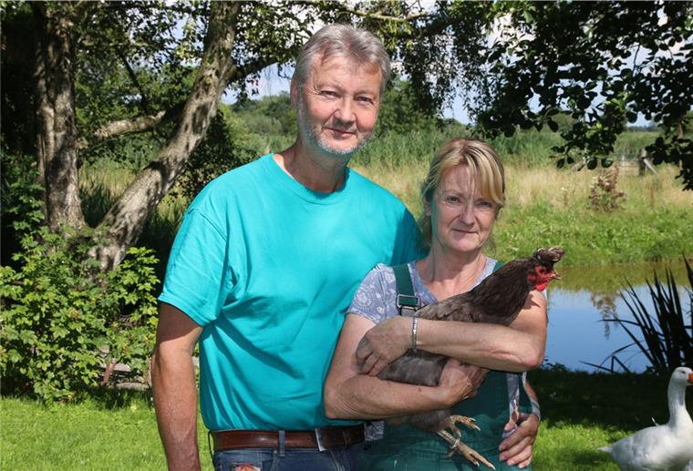 Mario Hansen und Marion Wagner mit einer ihrer 13 Sandschak-Kräher-Hennen. Der Chef aber ist Elvis.