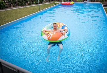 Mario Meseke (32) aus Bremerhaven-Leherheide hat einen XXL-Pool mit 60 Qubikmeter Wasserfüllvermögen in seinem Garten.