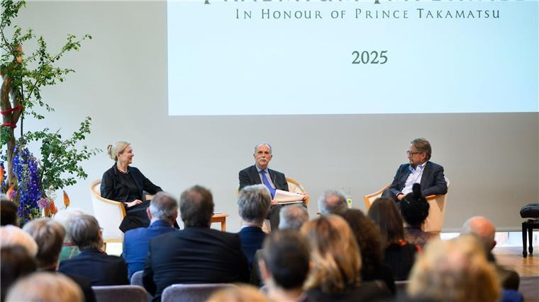 Marion Ackermann, Präsidentin der Stiftung Preußischer Kulturbesitz, Klaus-Dieter Lehmann, ehemaliger Präsident des Goethe-Instituts, und Heinrich Wefing (l-r), Ressortleiter Politik bei „Die Zeit“, sitzen bei der Bekanntgabe der diesjährigen Gewinner der Auszeichnung „Praemium Imperiale“ auf dem Podium.