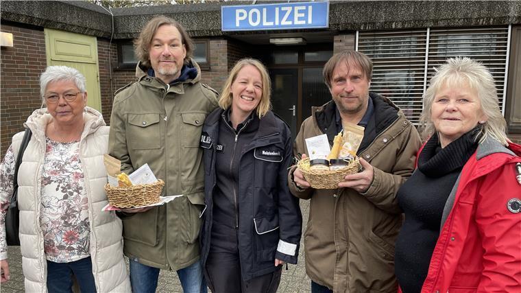 Marion Kallweit und Andrea Knoke hatten für Sven Stricker und Bjarne Mädel Geschenke dabei. In der Mitte: Schauspielerin Katrin Wichmann, die in den Krimis Sörensens Kollegin Jennifer spielt.