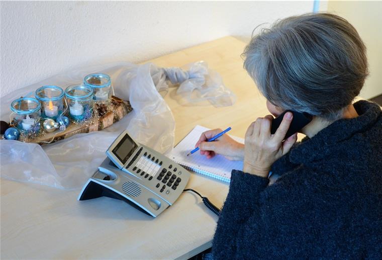 Eine Frau telefoniert.