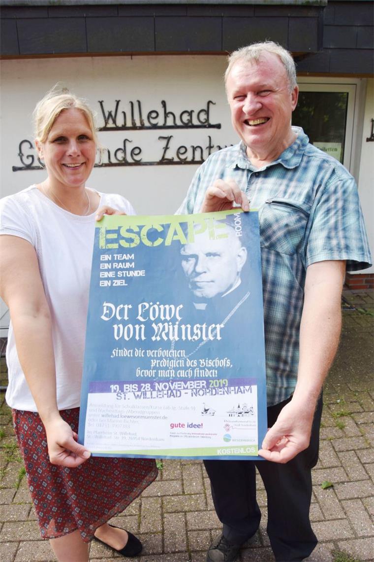 Nordenhamer Katholiken laden im November zu Zeitreise ein Marion Richter und Pfarrer Karl Jasbinschek von der St.-Willehad-Kirchengemeinde freuen sich über jeden, der bei dem Escape-Room-Rollenspiel mitmacht.